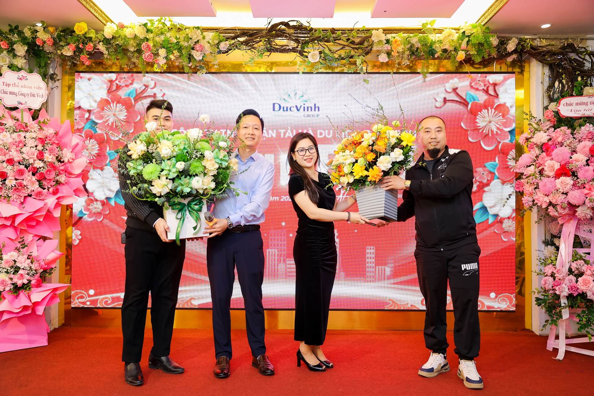 Đại điện các phòng ban lên tặng hoa Ban Lãnh Đạo