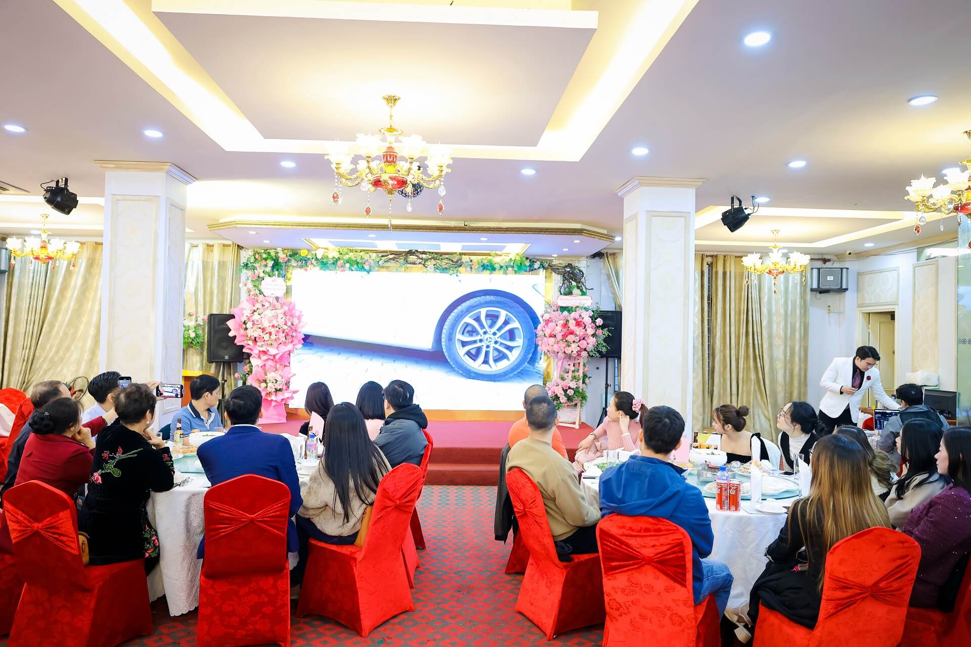 Toàn bộ hội trường cùng xem video Nhìn lại 1 năm qua cùng Đức Vinh