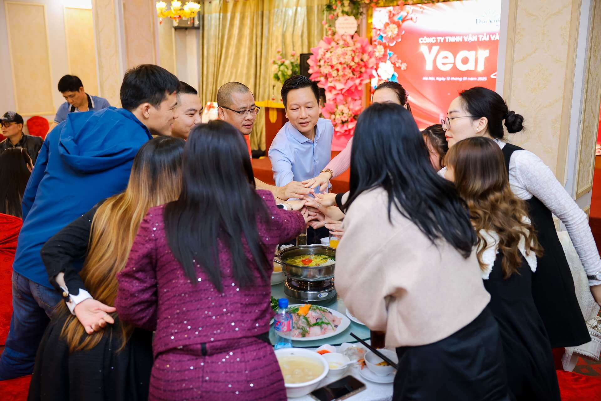 Cùng nâng ly chúc mừng cho sự kiện này