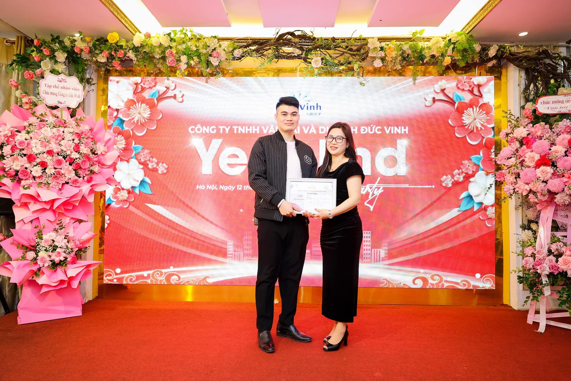 Trao giải cá nhân: NV Năng Nổ Sáng Tạo - Mr Lê Tuấn Hùng (Bộ phận Marketing)