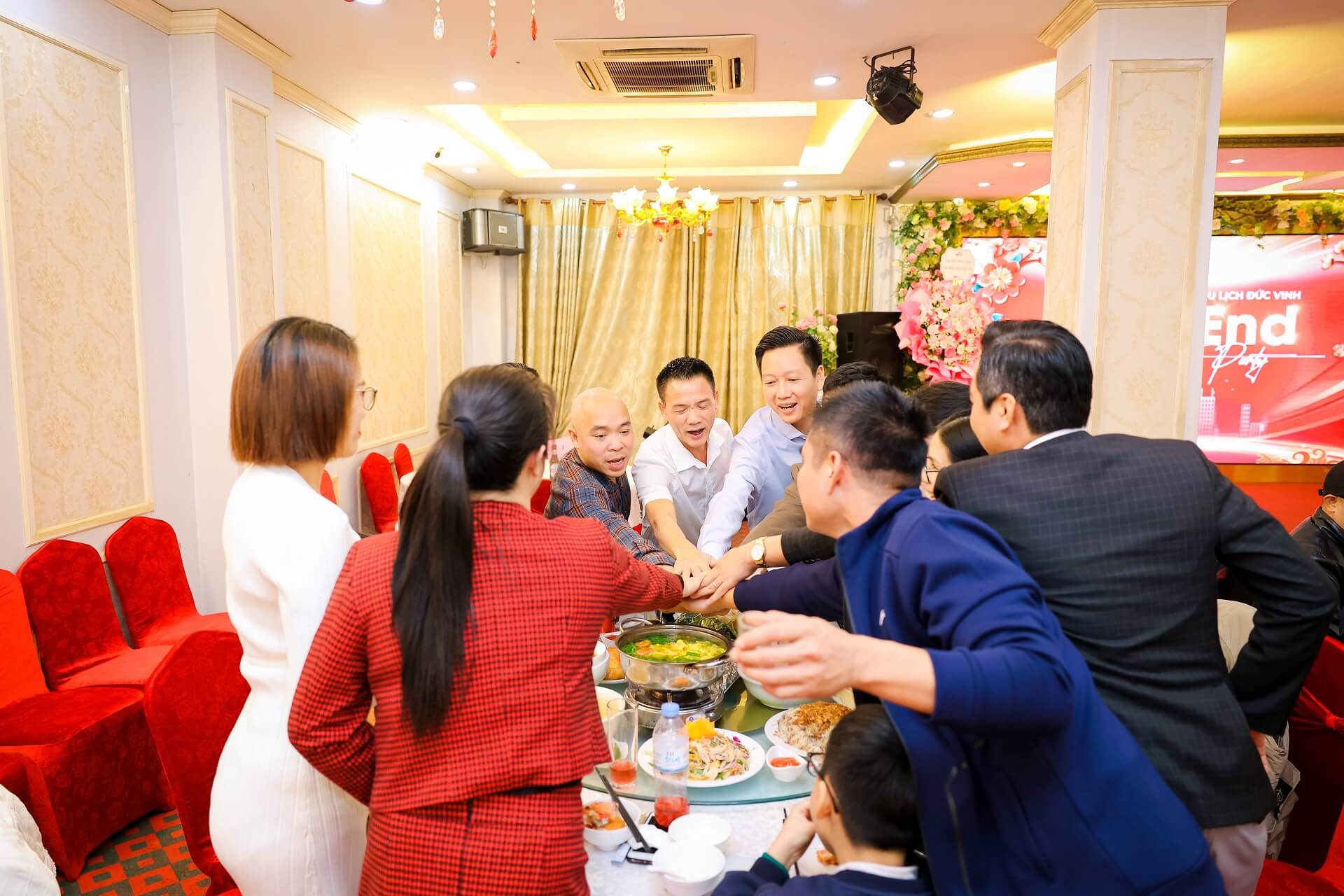 Hội Đối tác cùng nhau nâng ly
