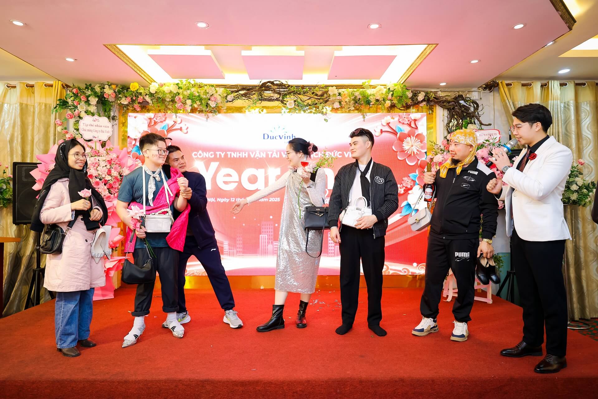 Các thành viên tham gia trò chơi Ai Xinh Đẹp Nhất
