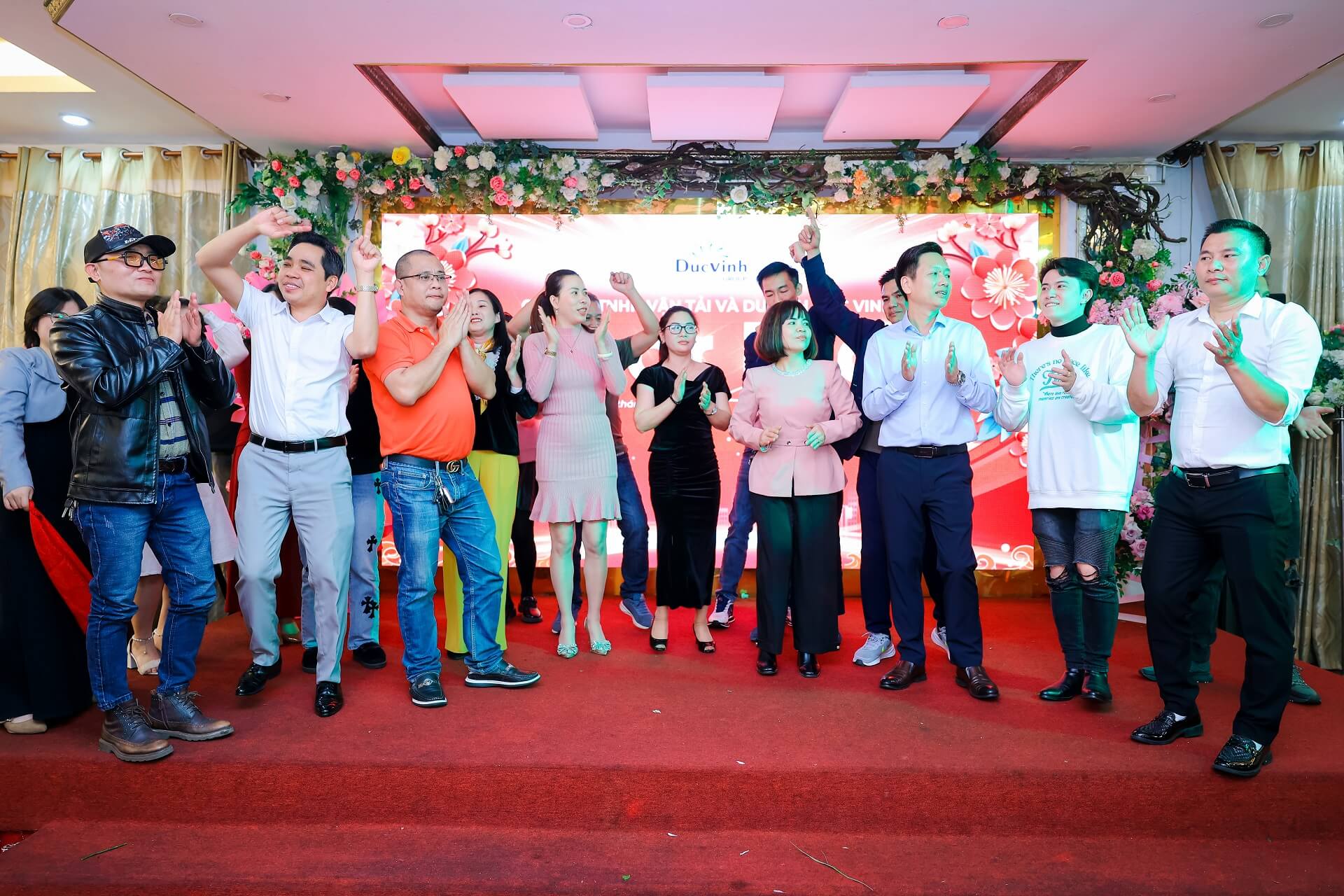 Vui ca múa hát cùng Đức Vinh