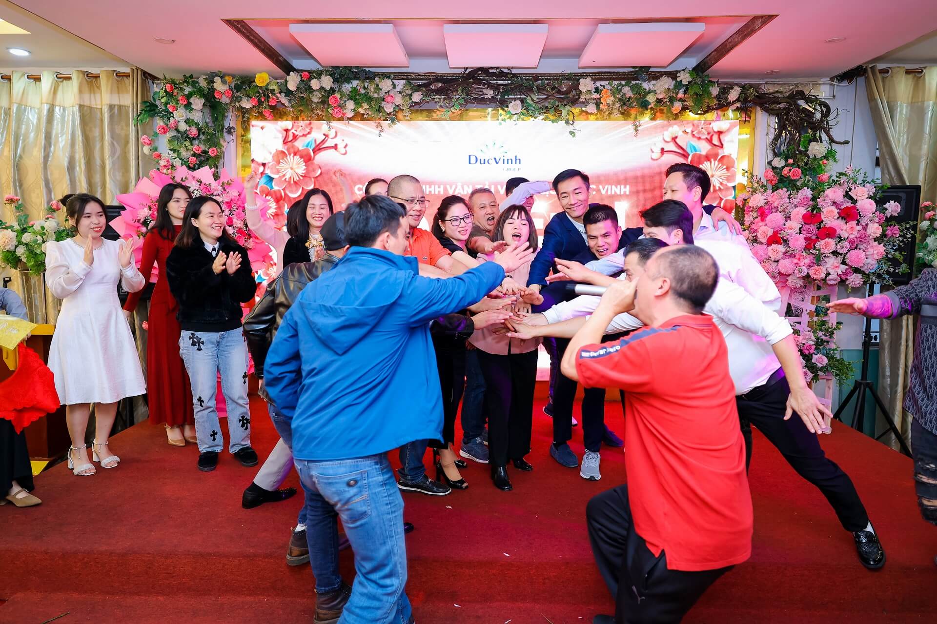 Vui hết nấc cùng những người đồng nghiệp